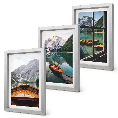 Conjunto de 3 quadros decorativos Vista de um lago de montanha com barcos e uma janela ao fundo.
