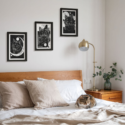 Tríptico com moldura Gatos pretos tendo como pano de fundo a lua e os planetas no espaço.