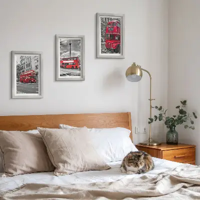 Conjunto de 3 quadros decorativos com ônibus vermelhos na paisagem urbana de Londres