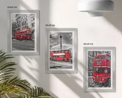 Conjunto de 3 quadros decorativos com ônibus vermelhos na paisagem urbana de Londres