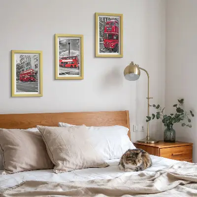 Conjunto de 3 quadros decorativos com ônibus vermelhos na paisagem urbana de Londres