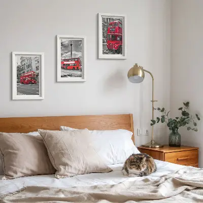 Conjunto de 3 quadros decorativos com ônibus vermelhos na paisagem urbana de Londres