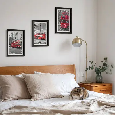 Conjunto de 3 quadros decorativos com ônibus vermelhos na paisagem urbana de Londres