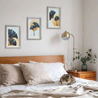 Conjunto de quadros com imagens folhas de ginkgo estéticas sobre fundo claro