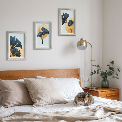 Conjunto de molduras com imagens Folhas de ginkgo estéticas sobre um fundo claro.