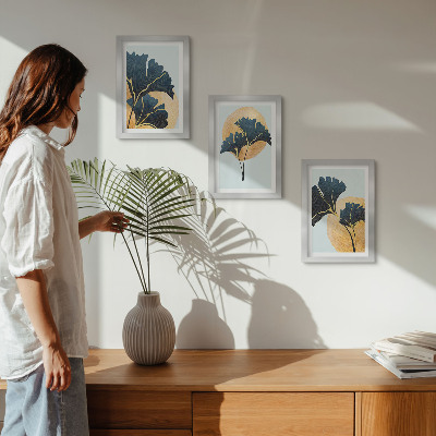 Conjunto de molduras com imagens Folhas de ginkgo estéticas sobre um fundo claro.