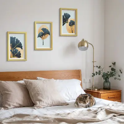 Conjunto de quadros com imagens folhas de ginkgo estéticas sobre fundo claro