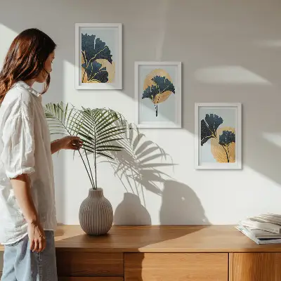 Conjunto de quadros com imagens folhas de ginkgo estéticas sobre fundo claro