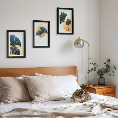 Conjunto de quadros com imagens folhas de ginkgo estéticas sobre fundo claro