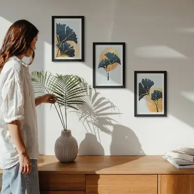 Conjunto de quadros com imagens folhas de ginkgo estéticas sobre fundo claro