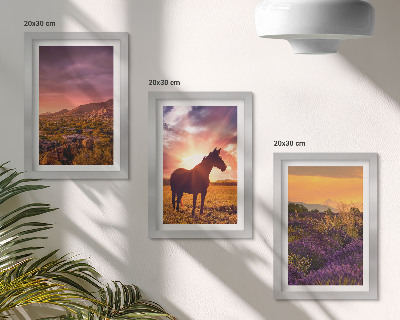 Tríptico com moldura Paisagens montanhosas com cavalos e campos de lavanda.