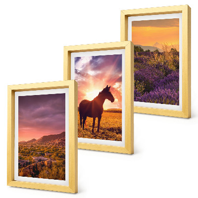 Tríptico com moldura Paisagens montanhosas com cavalos e campos de lavanda.