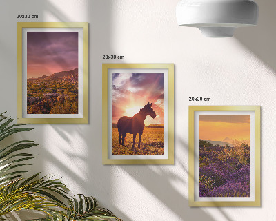 Tríptico com moldura Paisagens montanhosas com cavalos e campos de lavanda.