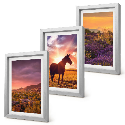 Tríptico com moldura Paisagens montanhosas com cavalos e campos de lavanda.