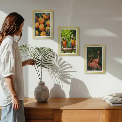 Conjunto de quadros com imagens toques frutados com papagaios e flamingos tropicais