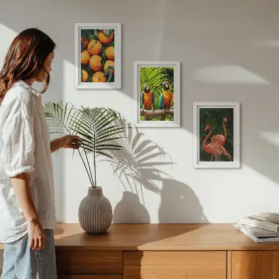 Conjunto de quadros com imagens toques frutados com papagaios e flamingos tropicais