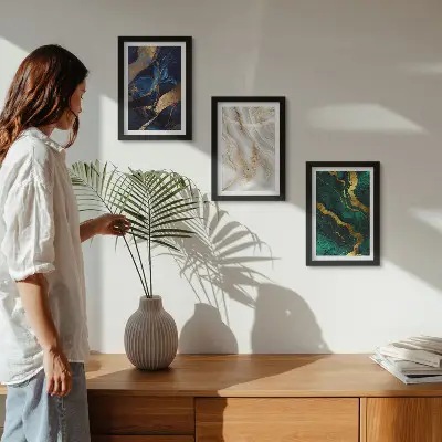 Conjunto de 3 quadros decorativos com padrões abstratos em tons de azul e verde