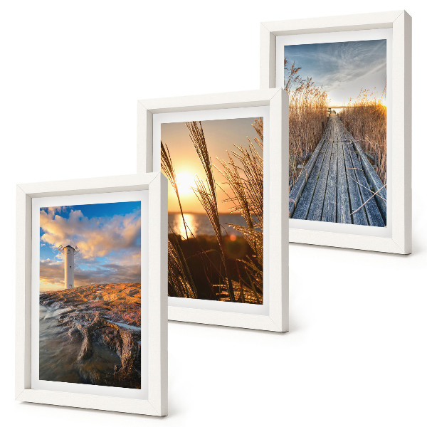 Conjunto de 3 quadros decorativos Vista do farol junto ao mar, com relva e um cais de madeira.
