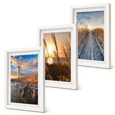 Conjunto de 3 quadros decorativos Vista do farol junto ao mar, com relva e um cais de madeira.