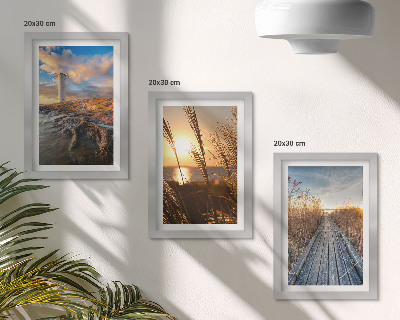 Conjunto de 3 quadros decorativos Vista do farol junto ao mar, com relva e um cais de madeira.