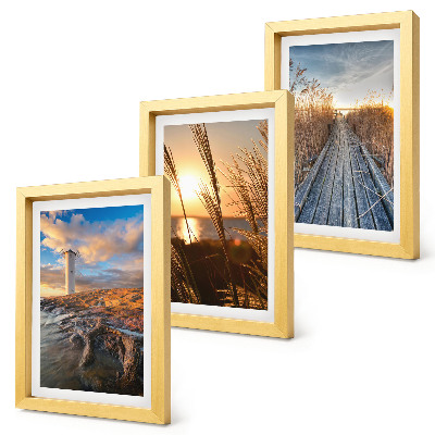 Conjunto de 3 quadros decorativos Vista do farol junto ao mar, com relva e um cais de madeira.