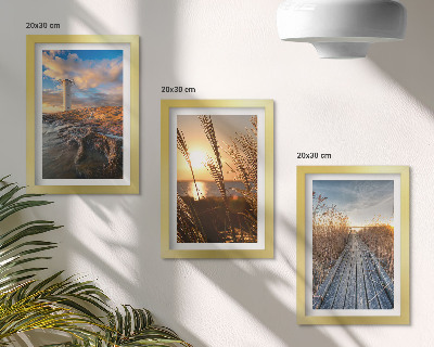 Conjunto de 3 quadros decorativos Vista do farol junto ao mar, com relva e um cais de madeira.
