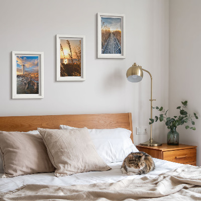 Conjunto de 3 quadros decorativos Vista do farol junto ao mar, com relva e um cais de madeira.