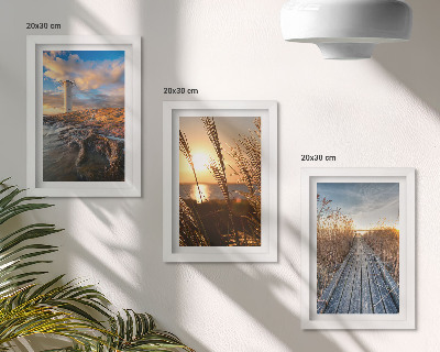 Conjunto de 3 quadros decorativos Vista do farol junto ao mar, com relva e um cais de madeira.