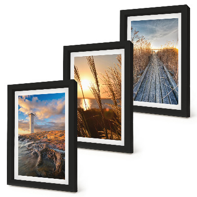 Conjunto de 3 quadros decorativos Vista do farol junto ao mar, com relva e um cais de madeira.