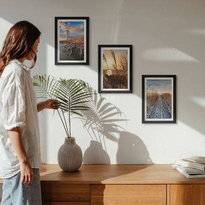Conjunto de 3 quadros decorativos Vista do farol junto ao mar, com relva e um cais de madeira.