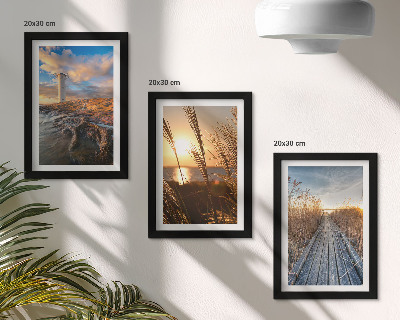 Conjunto de 3 quadros decorativos Vista do farol junto ao mar, com relva e um cais de madeira.