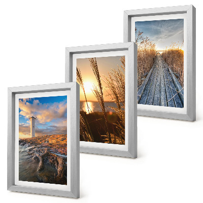 Conjunto de 3 quadros decorativos Vista do farol junto ao mar, com relva e um cais de madeira.