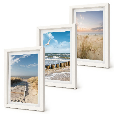 Conjunto de molduras com imagens Praia com areia, ondas, céu e pássaros em voo.