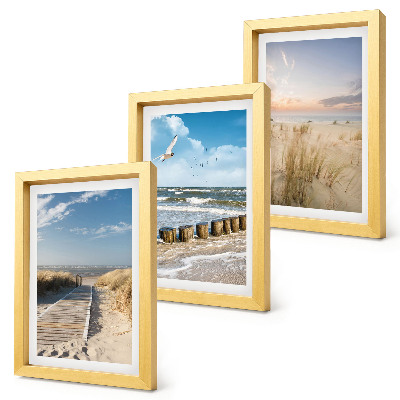 Conjunto de molduras com imagens Praia com areia, ondas, céu e pássaros em voo.