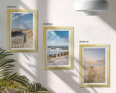 Conjunto de molduras com imagens Praia com areia, ondas, céu e pássaros em voo.