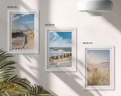 Conjunto de molduras com imagens Praia com areia, ondas, céu e pássaros em voo.