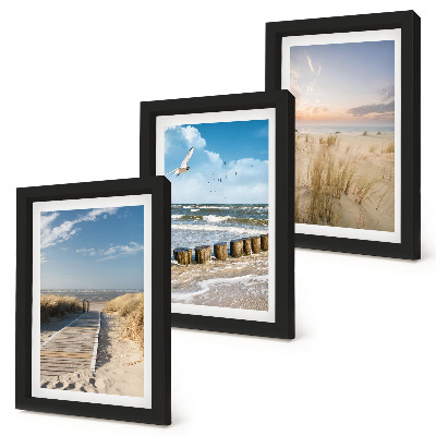 Conjunto de molduras com imagens Praia com areia, ondas, céu e pássaros em voo.