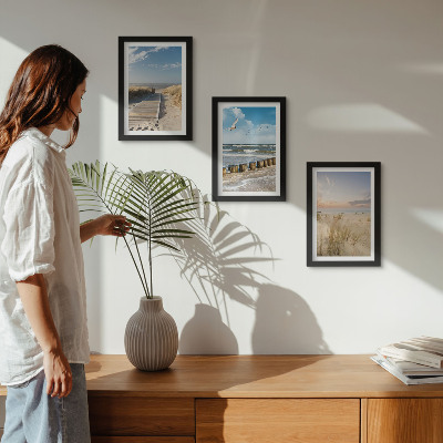 Conjunto de molduras com imagens Praia com areia, ondas, céu e pássaros em voo.