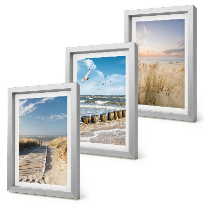 Conjunto de molduras com imagens Praia com areia, ondas, céu e pássaros em voo.