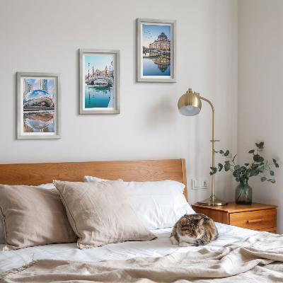 Conjunto de 3 quadros decorativos A arquitetura da cidade refletida na água.