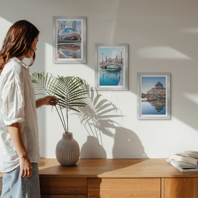 Conjunto de 3 quadros decorativos A arquitetura da cidade refletida na água.