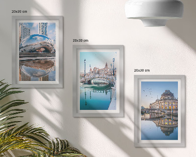 Conjunto de 3 quadros decorativos A arquitetura da cidade refletida na água.