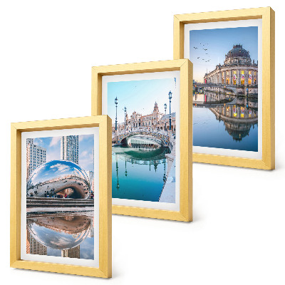 Conjunto de 3 quadros decorativos A arquitetura da cidade refletida na água.