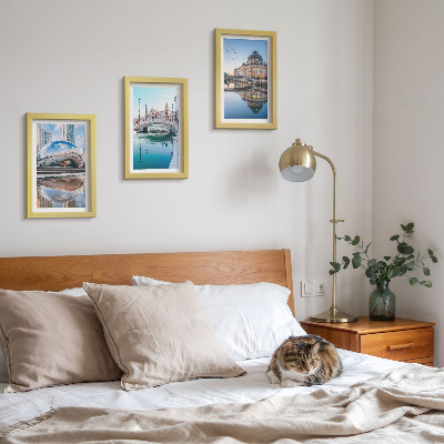 Conjunto de 3 quadros decorativos A arquitetura da cidade refletida na água.