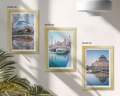 Conjunto de 3 quadros decorativos A arquitetura da cidade refletida na água.