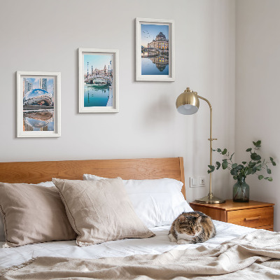 Conjunto de 3 quadros decorativos A arquitetura da cidade refletida na água.