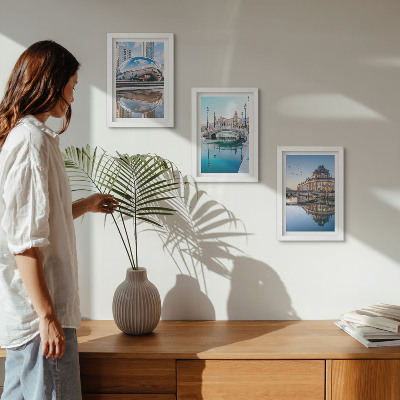 Conjunto de 3 quadros decorativos A arquitetura da cidade refletida na água.