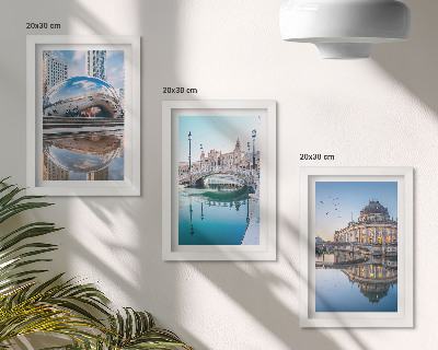 Conjunto de 3 quadros decorativos A arquitetura da cidade refletida na água.
