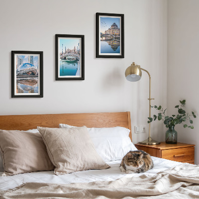 Conjunto de 3 quadros decorativos A arquitetura da cidade refletida na água.