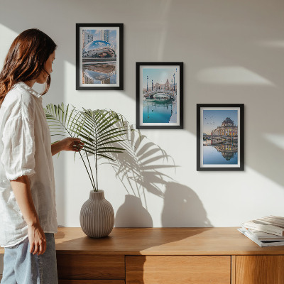Conjunto de 3 quadros decorativos A arquitetura da cidade refletida na água.